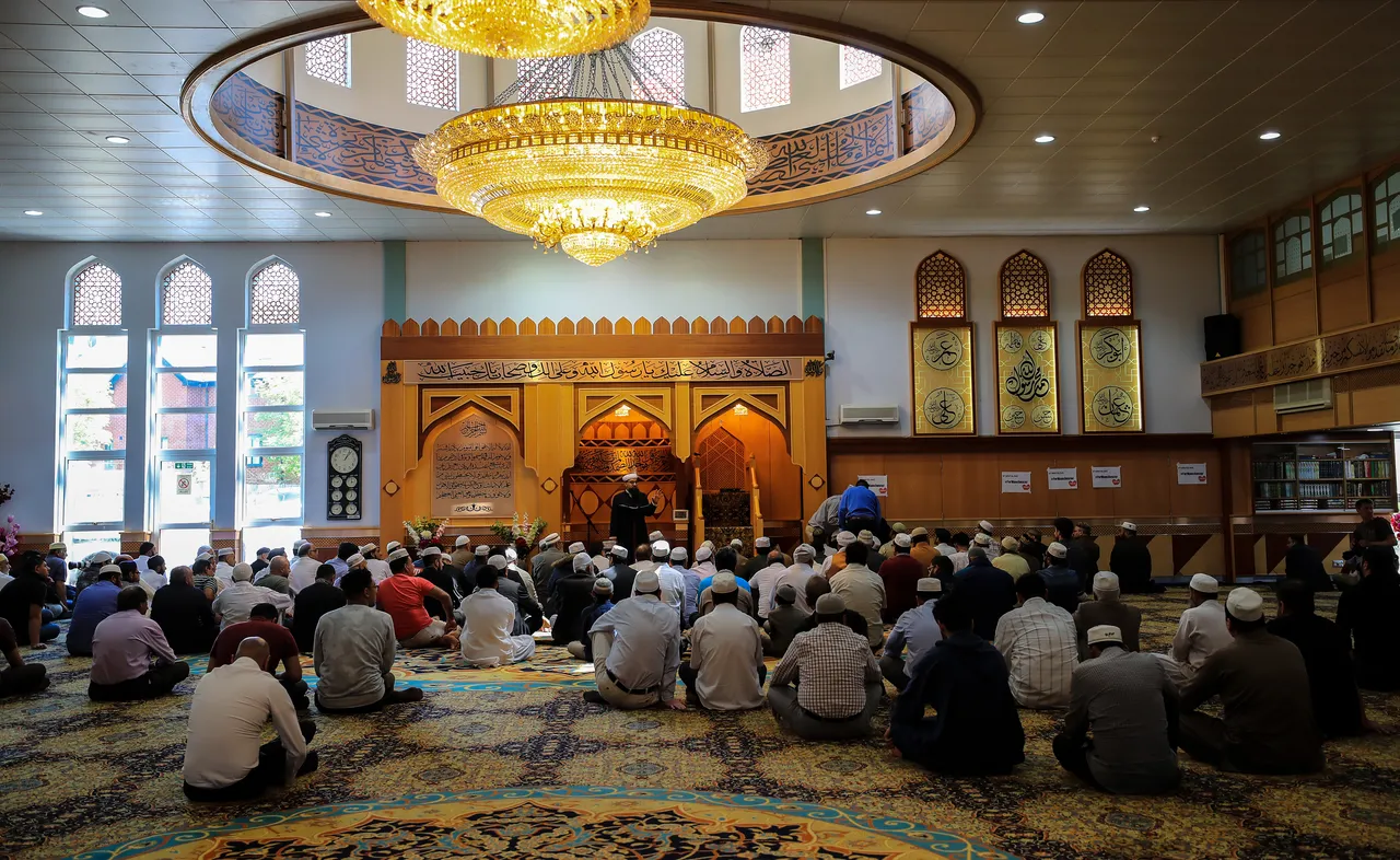 Weapons seized as man arrested at UK mosque during Tarawih